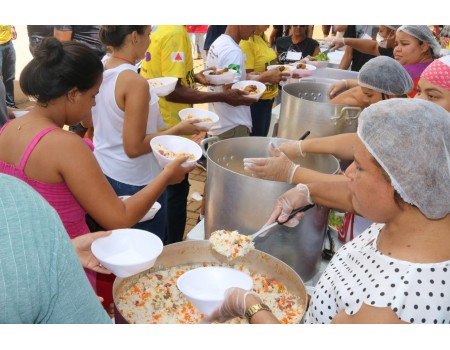 Prefeitura e Projeto Aproximar realizam Natal Sem Fome no Jardim dos Pequis
