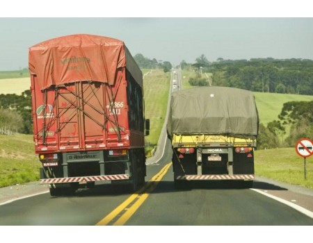 Projeto prevê suspensão da CNH por 12 meses de quem realiza ultrapassagem perigosa